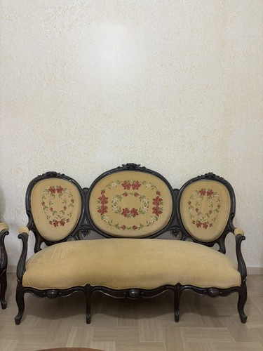 Divano elegante antico tre - elegante,